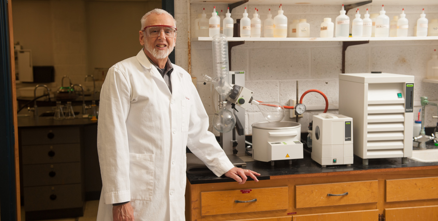 portrait of Dr. Jim Yoder, chemistry professor, in the organic chemistry lab