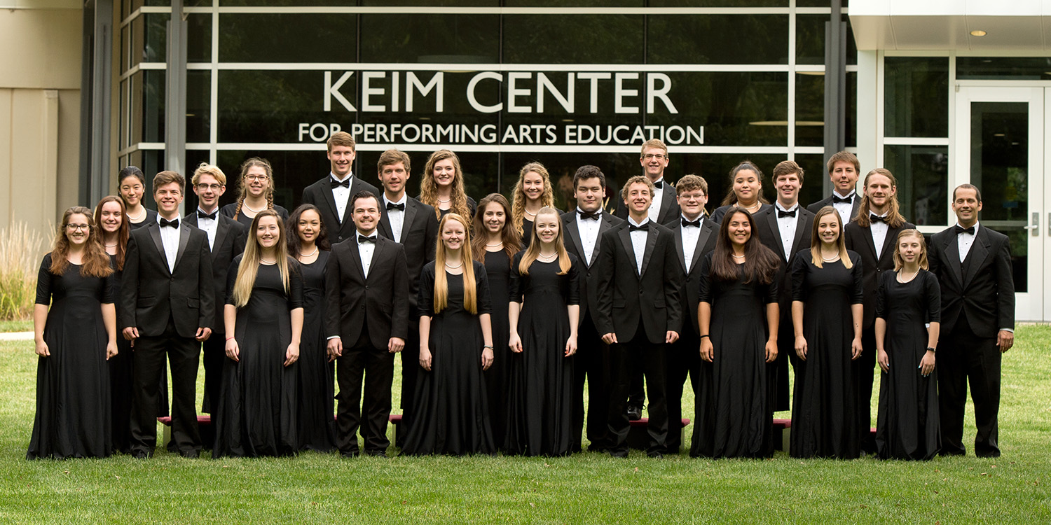 Hesston College Bel Canto Singers group photo, fall 2018